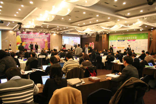 한국신약개발연구조합이 26일 서울 삼정호텔에서 개최한 '제17회 대한민국신약개발상 시상식'에서 수상자들이 상을 받고 있다. 시상식에서는 동아에스티, 크리스탈지노믹스, 대원제약, 보령제약, 종근당, CJ헬스케어 등이 상을 수상했다.  신약개발연구조합 제공